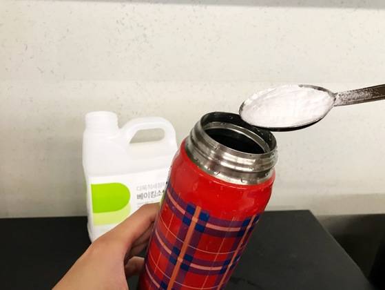 베이킹소다 한 스푼을 보온병에 넣고 따뜻한 물을 넣어 채운 후 30분 정도 둔다.