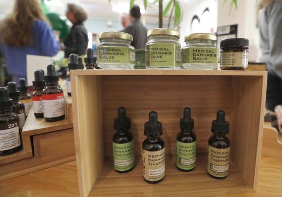 캘리포니아주에서는 지난 1일부터 21세 이상의 성인은 오락용 마리화나 제품구입이 가능하다.[연합뉴스]