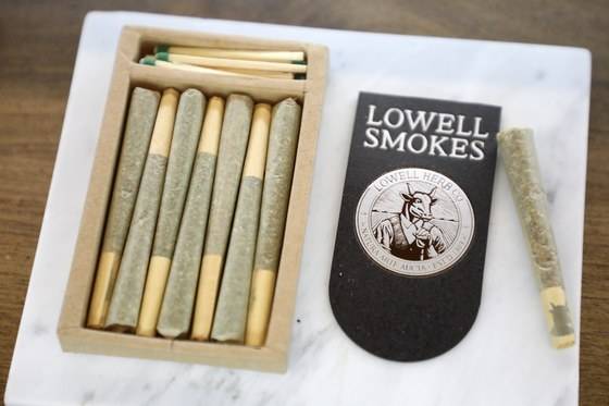 대마초가 캘리포니아주 웨스트 할리우드의 메드맨 디스펜서리에서 팔리고 있다. 대한민국 국민은 마약관리법에 의해 국내 뿐아니라 외국에서도 대마류 흡입이 엄격히 금지된다.