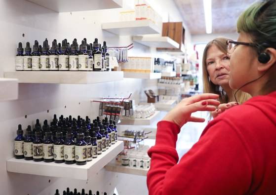 마리화나 판매가 시작된 첫날인 1일 마약판매 업소를 찾은 손님이 다양한 대마제품을 구경하고 있다.