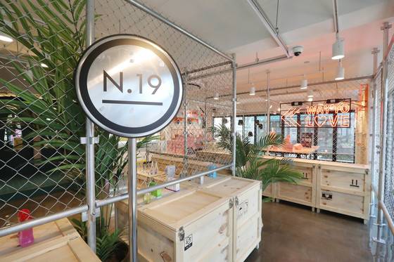 지난해 12월 27일 찾은 서울 강남구 신사동 가로수길의 성인용품점‘ N.19’의 매장 2층 입구 모습. [신인섭 기자]