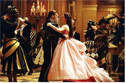 뮤지컬 <오페라의 유령>의 한 장면 (출처: 네이버 영화)         <오페라의 유령>은 제목 때문에 오페라로 오해받기도 하지만 뮤지컬이다.