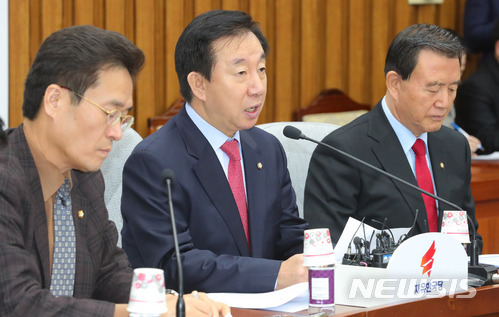 【서울=뉴시스】배훈식 기자 = 5일 오전 서울 여의도 국회 제3회의장에서 열린 자유한국당 원내대책회의에 참석한 김성태 원내대표가 모두발언하고 있다. 왼쪽부터 함진규 정책위의장, 김 원내대표, 홍문표 사무총장. 김 원내대표는 문재인 정권이 시민단체 공화국을 만들겠다는 선포를 했다며 시민사회단체 경력을 일괄적으로 공무원 호봉으로 인정하겠다는 발표에 대해 한국당은 행정안전위원회 전체회의를 소집, 면밀하게 따져보겠다고 말했다.  2018.01.05. dahora83@newsis.com