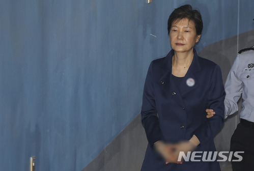 【서울=뉴시스】 최진석 기자 = 박근혜 전 대통령이 지난해 10월16일 오전 서초구 서울중앙지법으로 구속 연장 후 처음으로 열린 80차 공판에 출석하고 있다. 박 전 대통령은 이날 이후 법정에 나오지 않고 있다. 2017.10.16.  myjs@newsis.com