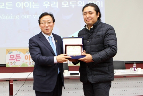 민병희 강원도교육감으로부터 감사패 받는 김재식씨(오른쪽) [강원도교육청 제공=연합뉴스]