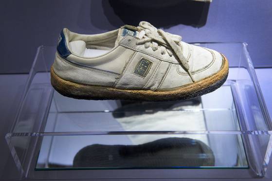 2015년 3개월의 과정을 거쳐 복원한 운동화는 이한열기념관에 소장돼 있다. [사진 중앙포토]