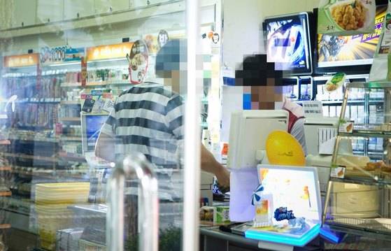 최근 편의점이나 술집 업주를 속이고 술·담배를 구입한 청소년들이 경찰에 고의 신고하는 사례가 늘고 있다. [중앙포토]