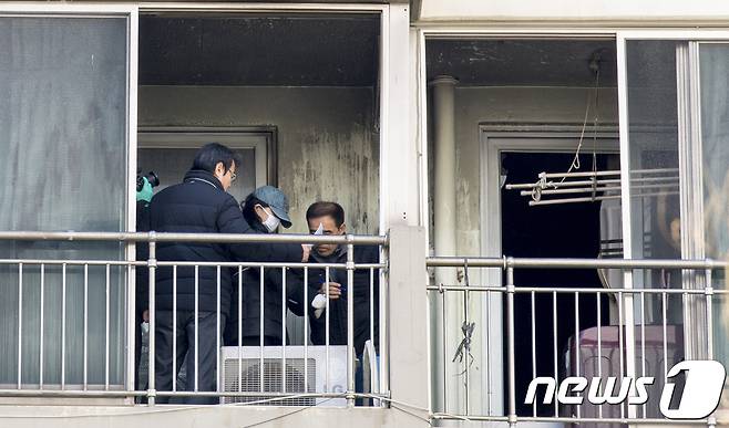 광주 아파트 화재로 아이 3명을 숨지게 한 혐의를 받고 있는 친모 A씨(22·여)가 3일 오후 화재가 발생했던 아파트에서 현장검증을 하고 있다.2018.1.3/뉴스1 © News1 남성진 기자