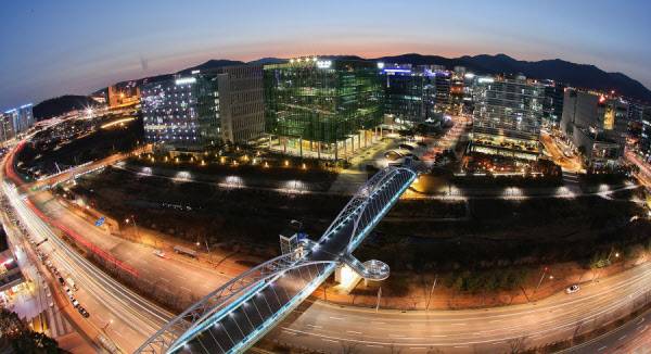 판교신도시 삼평동 봇들공원 쪽에서 바라본 판교테크노밸리 야경. /조선DB