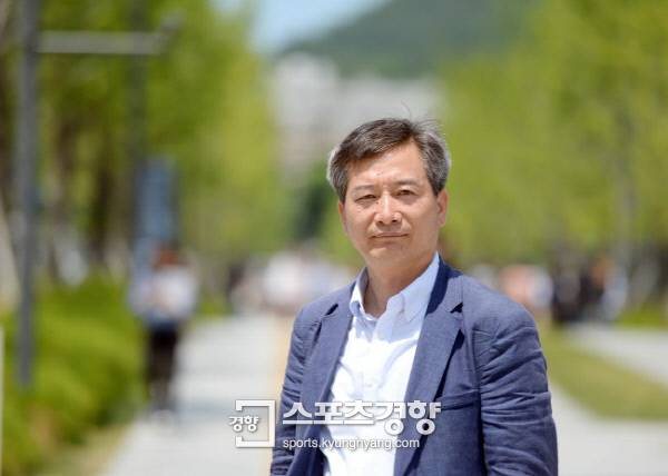 이종창씨가 지난 1987년 6월9일 경찰 최루탄을 맞고 쓰러진 이한열 열사를 부축했던 자리(연세대 정문 안쪽)에서 당시 상황을 떠올리고 있다.  |강윤중 기자