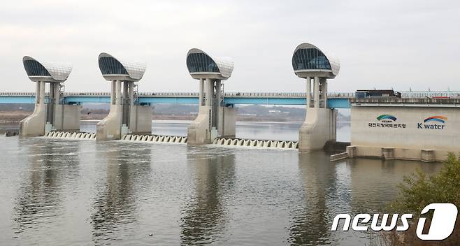 충남 부여군 금강 백제보의 수문에서 강물이 쏟아내려오고 있다. © News1 장수영 기자