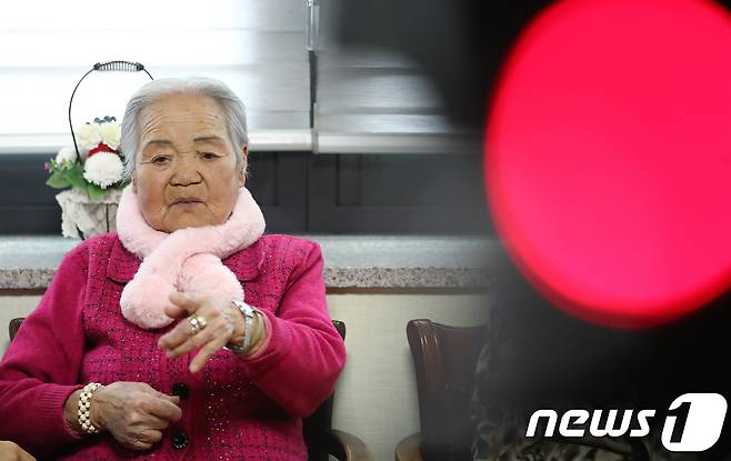 9일 오후 경기도 광주시 퇴촌면 나눔의집에서 이옥선 위안부 피해자 할머니가 강경화 외교부 장관의 한일 위안부합의 처리 방향과 관련한 정부의 입장 발표를 TV를 통해 시청한 후 취재진 질문에 답변하고 있다.  2018.1.9/뉴스1 © News1 오장환 기자