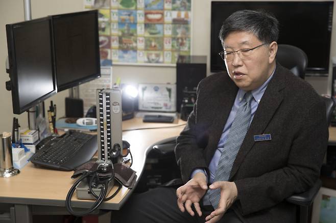 1987년 1월14일 오전, 박종철 열사의 주검을 처음 검시한 오연상 원장이 9일 서울 동작구에 있는 ‘오연상내과’ 진료실에서 <한겨레>와 만나 이야기를 나누고 있다. 김성광 기자 flysg2@hani.co.kr