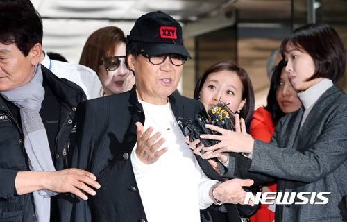 【서울=뉴시스】임태훈 기자 = 조영남 씨가 지난해 10월18일 자신의 '그림 대작' 사건 1심 선고 공판을 받기 위해 서울중앙지방법원에 출석하고 있다. 2017.10.18. taehoonlim@newsis.com