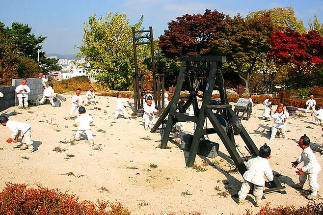 수원화성 축성 모습 모형. 거중기가 보인다.