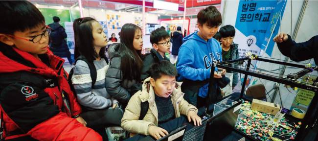 2017년 11월 경기 고양시 일산 킨텍스에서 열린 ‘2017 SW교육 페스티벌’에서 청소년들이 코딩 체험을 하고 있다. [뉴스1]