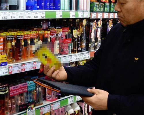 서울시 소방재난본부가 화재에 취약한 생활화학제품을 수거하는 모습 [서울시 제공]