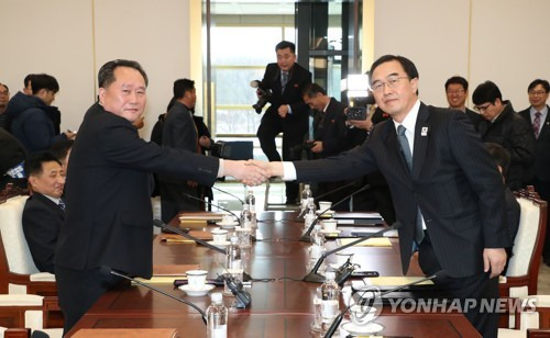 남북고위급 회담 시작 (판문점=연합뉴스) 우리측 수석대표인 조명균 통일부 장관과 북측 수석대표인 리선권 조국평화통일위원회 위원장이 9일 판문점 남측지역 평화의집에서 열린 남북고위급 회담에서 악수하고 있다.  [사진공동취재단=연합뉴스]      photo@yna.co.kr