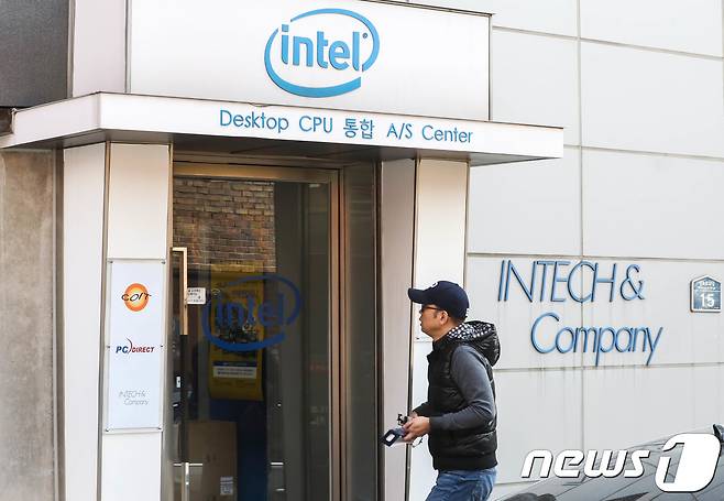 한 시민이 지난 5일 오전 서울 용산구 인텔 통합 A/S 센터를 방문하고 있다. 2018.1.5/뉴스1 © News1 성동훈 기자