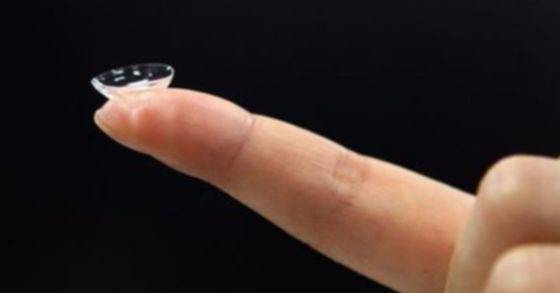 한 남성이 손을 깨끗하게 씻은 후 콘택트렌즈를 착용하려 하고 있다. [사진 고대구로병원]