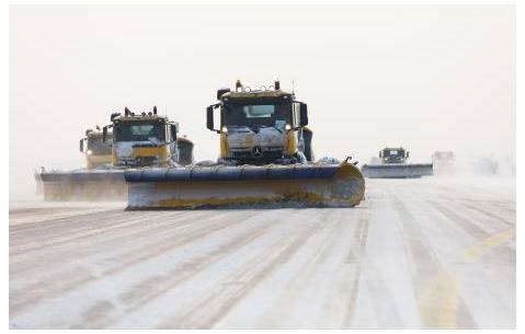 인천공항의 특수제설장비들이 활주로에 쌓인 눈을 치우고 있다. [사진 인천공항공사]