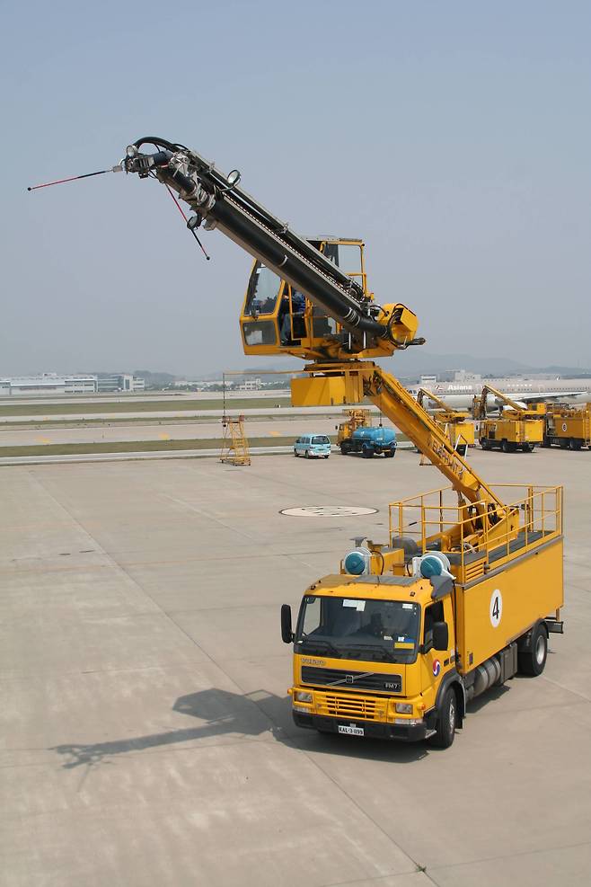 디아이싱용 트럭은 대당 가격이 최대 12억원에 달한다. [사진 대한항공]