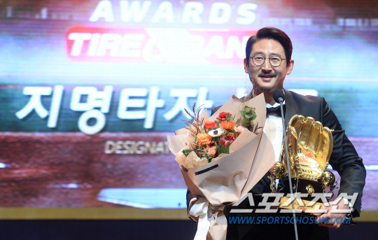 2017시즌 프로야구 포지션별 최고 선수를 가리는 '2017 KBO 골든글러브 시상식'이 13일 오후 서울 삼성동 코엑스 오디토리움에서 열렸다. 지명타자 부문 골든글러브를 수상한 LG 박용택이 수상소감을 말하고 있다.  삼성동=최문영 기자  deer@sportschosun.com /2017.12.13/
