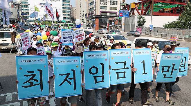 ‘최저임금 만원 6·17 걷기대회 만원런’ 행사 참가자들이 17일 오후 서울 동교동 지하철 홍대입구역을 출발하고 있다. 이들은 최저임금 1만원 실현을 촉구하며 양화대교를 거쳐 여의도 국회의사당 앞 축구장까지 행진했다. 김정효 기자 hyopd@hani.co.kr