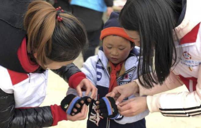 중국 눈꽃송이 소년 왕푸만이 패딩을 입고 장갑을 끼고 있다. (SCMP 갈무리)