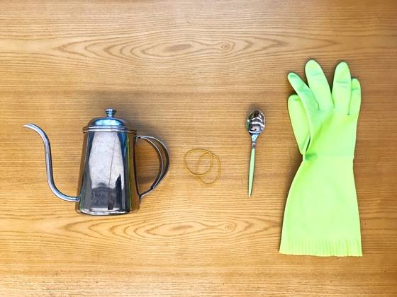 맨손으로는 잘 안 열리는 굳은 잼통, 유자차 병, 꿀 단지 등의 뚜껑을 열기 위한 간단한 살림도구들.