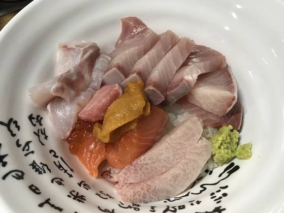 지난달 7일의 ‘작은수산시장’에서 처음 먹은 모둠 초덮밥. 초밥 위에 방어·농어·연어·참치와 성게·연어 알, 고추냉이를 올렸다. 사람을 매료시키기에 충분한 맛이었다. 사진을 페이스북에 올렸더니 반응이 내 생각과 다르지 않았다.