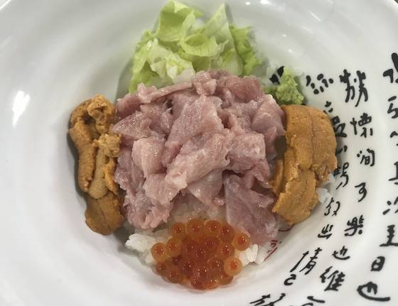 지난달 19일 ‘작은수산시장’은 새벽에 노량진수산시장에서 국내산 생참치 한 마리를 사들였다. 점심시간에 가자 포를 뜨고 뼈에 붙은 살을 수저로 긁어 성게·연어 알을 곁들여 초덮밥을 해줬다. 이런 구성이 매일 가능한 것은 아니다.