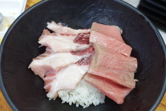 기름기가 풍부한 참치 뱃살 4점을 배꼽살과 나란히 올렸다.