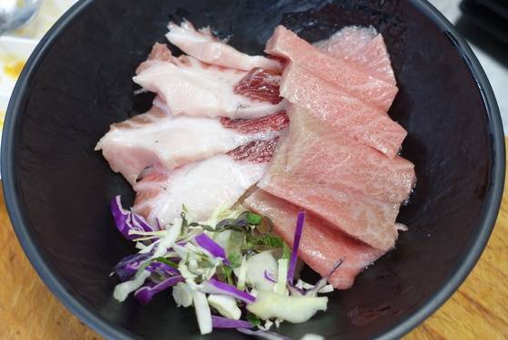 초밥 위에 참치 배꼽살·뱃살을 덮고 채 친 채소도 올렸다.