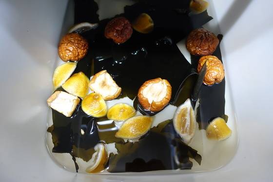 초밥을 비비는 초대리는 식초에 소금·설탕·다시마·사과·레몬 등을 넣고 우려서 만든다.