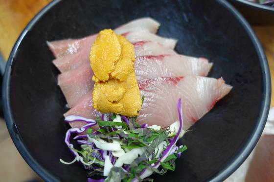 초밥·회·채소를 올리고 성게 알로 중심을 잡았다.