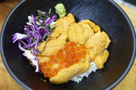 초밥 위에 성게·연어 알, 채친 채소와 고추냉이를 올려 완성한 성게 초덮밥(3만원).