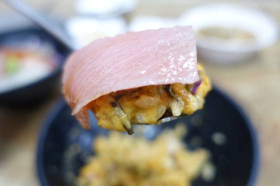 비빈 성게 초덮밥을 한 수저 떠 참치 뱃살을 한 점 올려 먹으니 향과 기름기가 입안에서 범람하듯 했다.