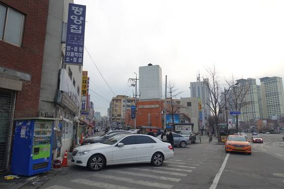 2000년 11월 ‘배호길’로 명명했던 이면도로는 이제 ‘한강대로62길’이 됐다. 왼쪽 첫 번째 골목이 삼각지 대구탕 골목이고, 그 중간에 ‘작은수산시장’이 있다.