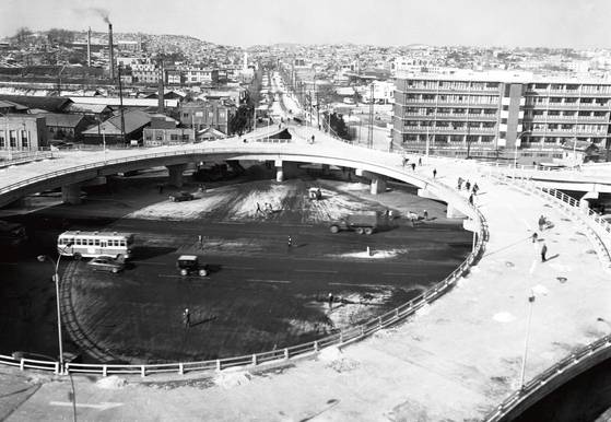 개통을 앞둔 1967년 12월의 삼각지로터리 회전 입체고가도로. 전방으로 보이는 길이 공덕오거리~신촌로터리로 이어지는 백범로다. 삼각지 회전 입체 고가도로는 1994년 헐리고, 현재는 백범로가 시작되는 곳에 있는 철길을 넘어가는 고가도로가 놓였다. [서울사진아카이브]