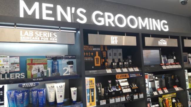 다양한 종류의 남성 화장품이 구비된 올리브영 강남본점 3층의 ‘남성 그루밍’ 존.