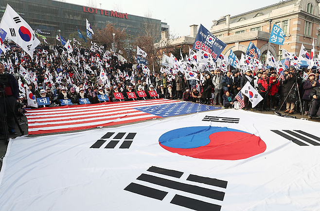 2017년 12월23일 오후 서울역 광장에서 열린 박근혜 전 대통령 석방 촉구 집회에 태극기와 성조기가 나란히 놓여 있다. © 사진=연합뉴스
