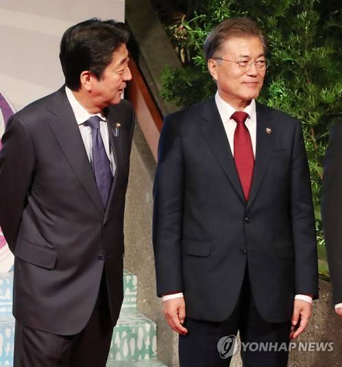 문 대통령 바라보는 아베 일본 총리 [연합뉴스 자료사진]
