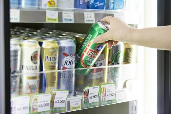 편의점에서 한 소비자가 수입맥주를 고르고 있다. [사진 BGF리테일]