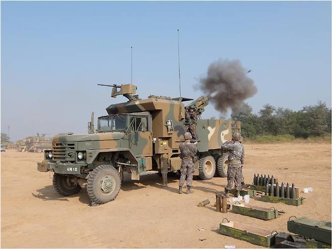 육군 포병들이 105㎜ 자주곡사포의 사격시험을 하고 있다. [사진 방사청]