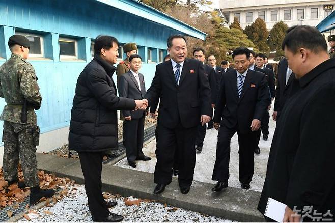 지난 9일 남북 고위급회담이 판문점 남측 평화의 집에서 열렸다. 리선권 조국평화통일위원회 위원장이 판문점 MDL(군사분계선)을 건너 오면서 남측 연락관과 악수를 나누고 있다. (사진=사진공동취재단/자료사진)