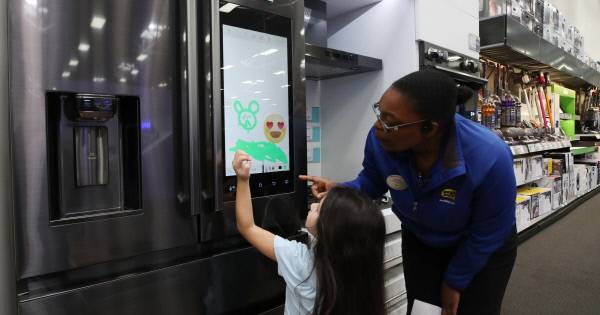 라스베이거스 어린이 눈길 끈 삼성 냉장고 14일 미국 네바다주 라스베이거스 가전제품 매장인 베스트바이에서 직원이 어린이에게 삼성전자 냉장고의 화면을 작동하는 방법을 알려주고 있다. 연합뉴스