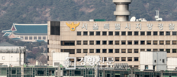 조국 청와대 민정수석이 14일 국가정보원의 대공수사권 경찰 이양, 경찰 안보수사처 신설 등을 뼈대로 하는 권력기관 개혁방안을 발표했다. 청와대 앞에 서울지방경찰청 건물이 보인다. 이준헌 기자
