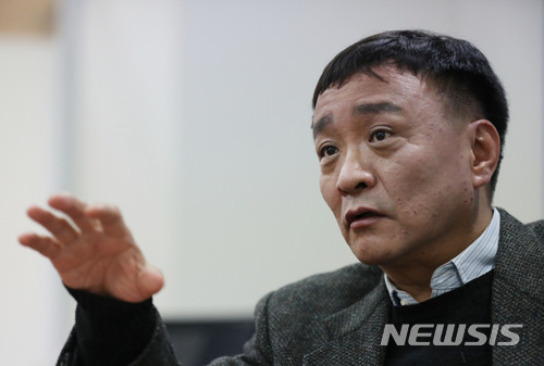 【서울=뉴시스】조수정 기자 = 한국금융연구원 최공필 박사가 4일 서울 중구 한국금융연구원에서 위클리뉴시스와 인터뷰 하고 있다.  chocrystal@newsis.com
