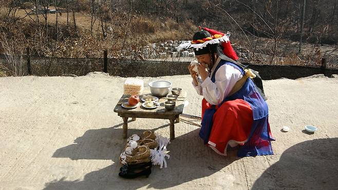 황해도 진오기굿 중 ‘사자밥을 먹는 저승사자’ (사진=안동대 이용범 교수 제공)